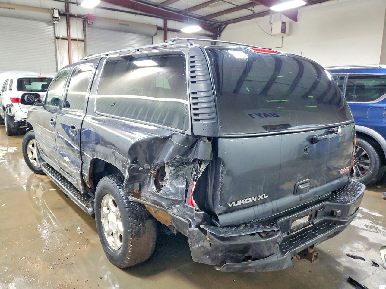 2004 GMC YUKON XL DENALI photo 2