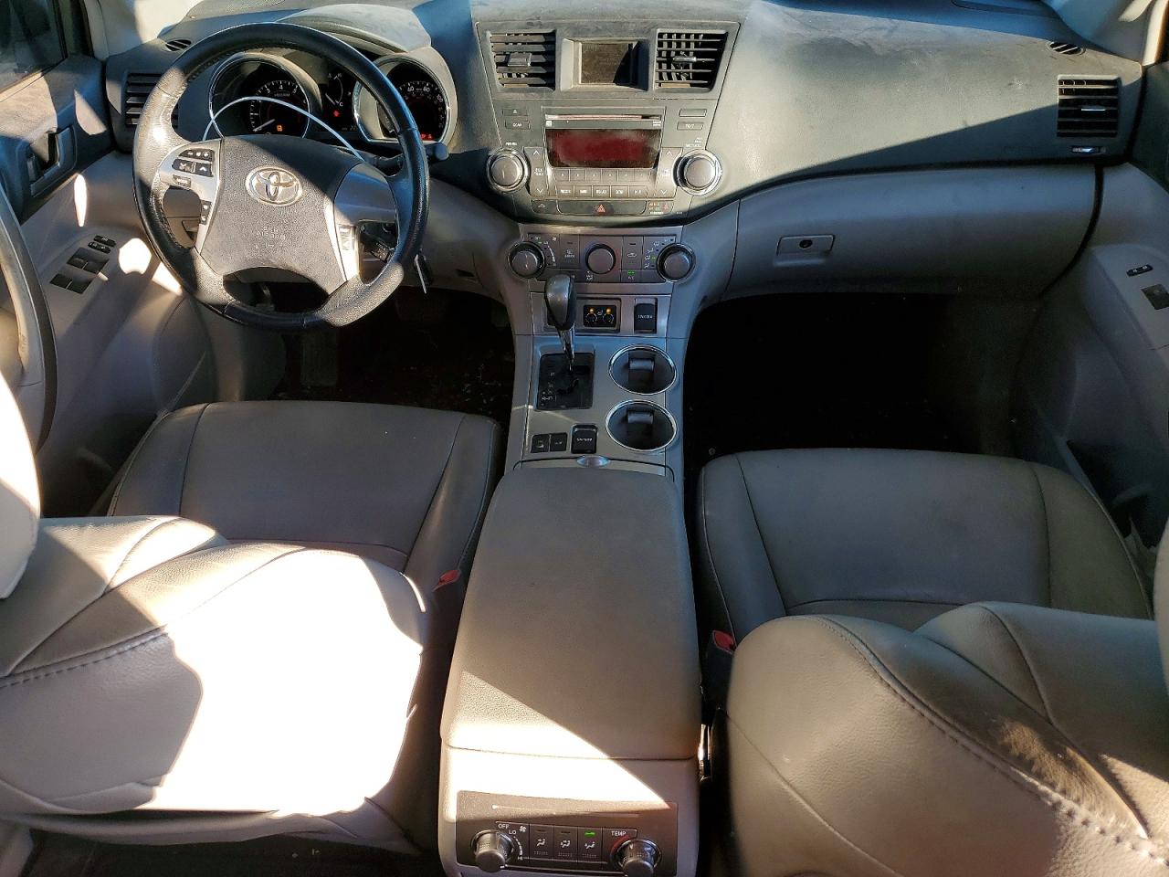 2011 TOYOTA HIGHLANDER BASE photo 8