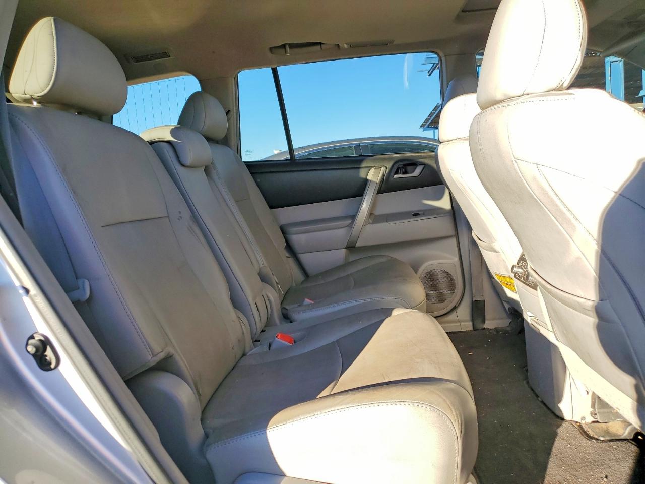 2011 TOYOTA HIGHLANDER BASE photo 11