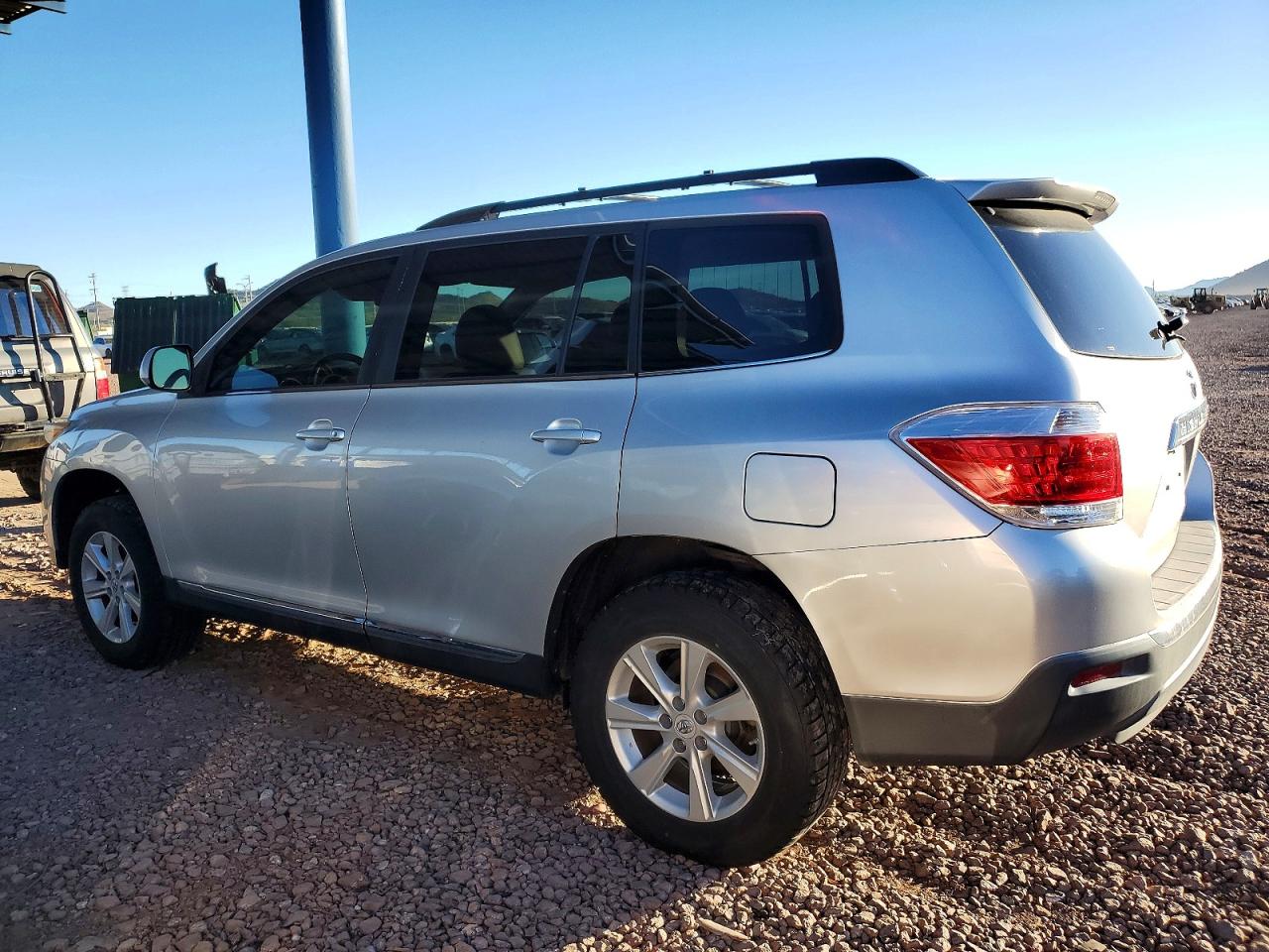 2011 TOYOTA HIGHLANDER BASE photo 2