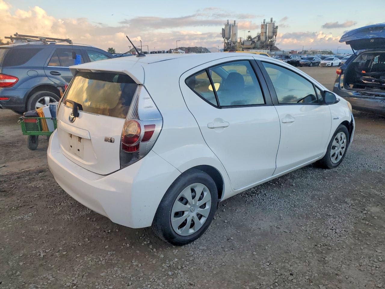2013 TOYOTA PRIUS C photo 3