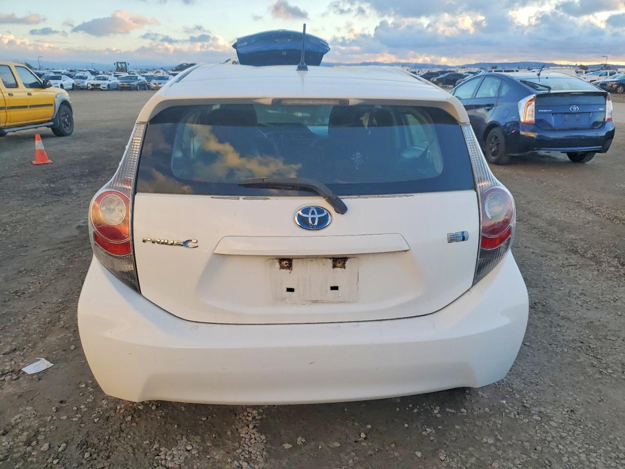 2013 TOYOTA PRIUS C photo 6
