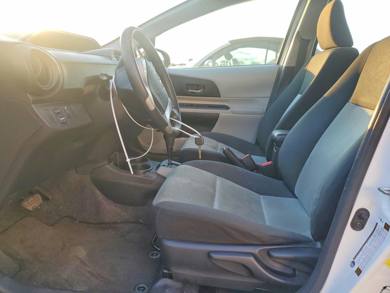 2013 TOYOTA PRIUS C photo 7