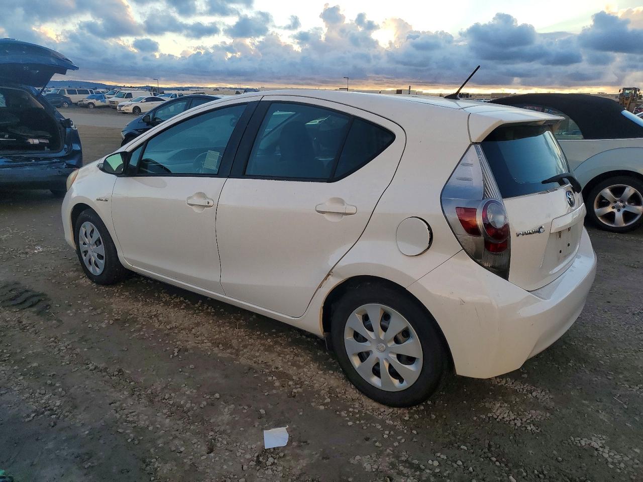 2013 TOYOTA PRIUS C photo 2