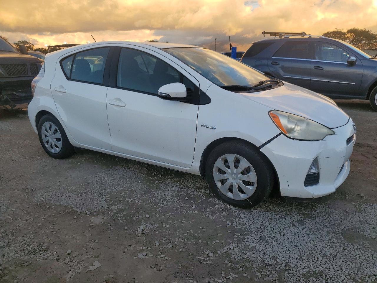 2013 TOYOTA PRIUS C photo 4