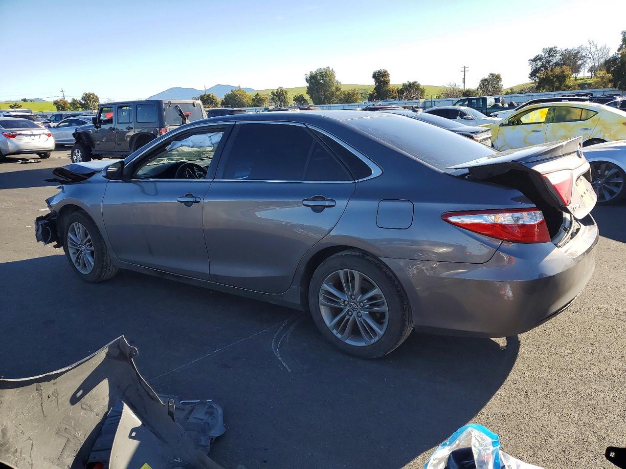 2016 TOYOTA CAMRY LE photo 2