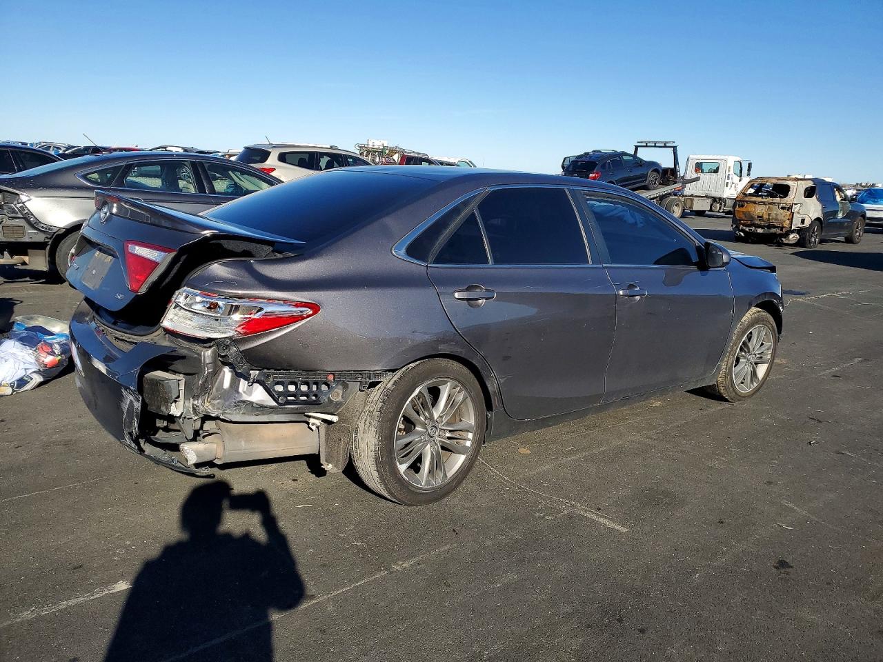 2016 TOYOTA CAMRY LE photo 3