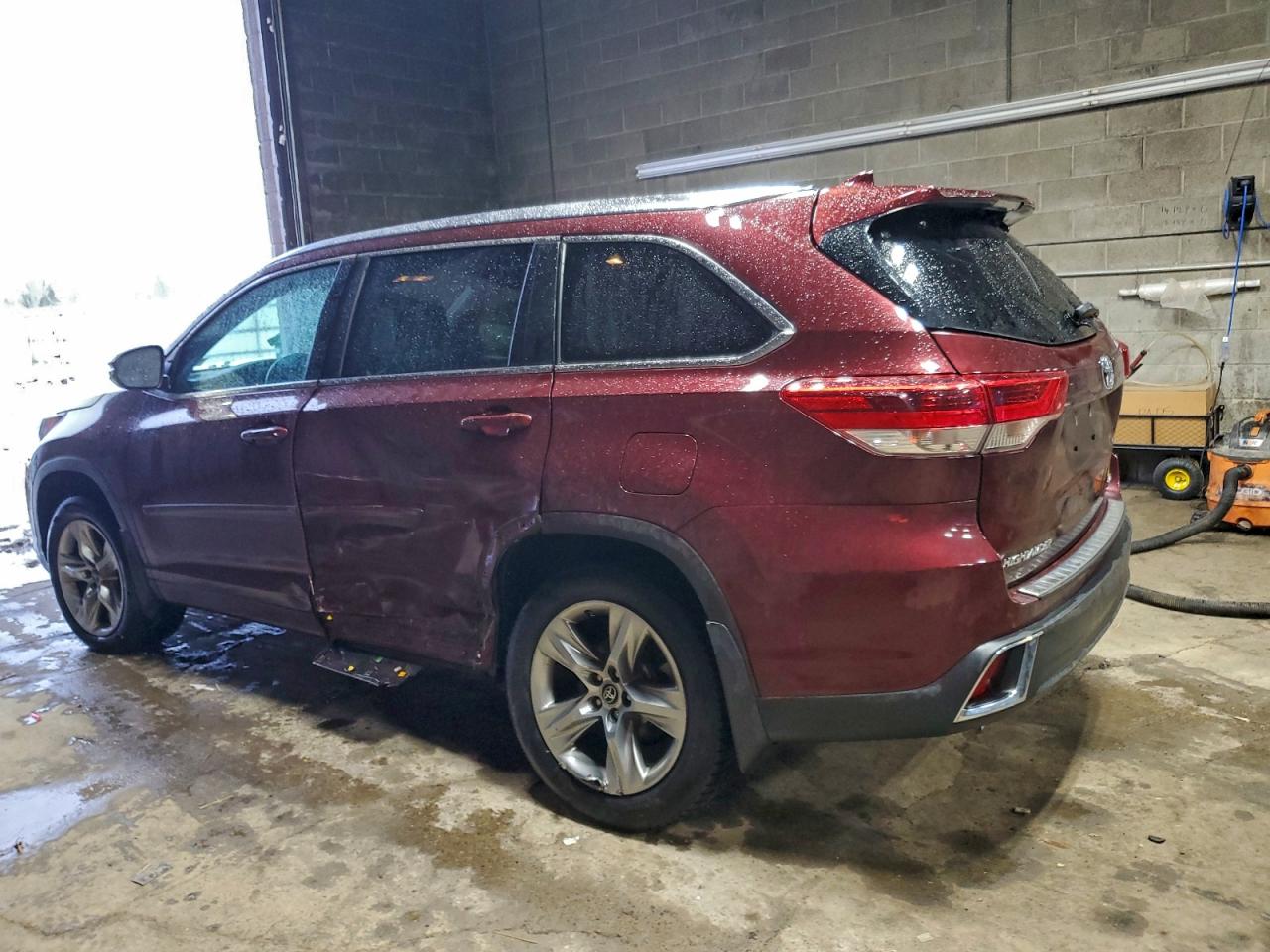 2017 TOYOTA HIGHLANDER LIMITED photo 2