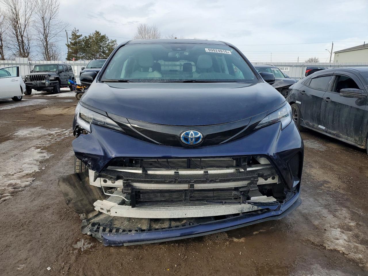 2025 TOYOTA SIENNA LE photo 5