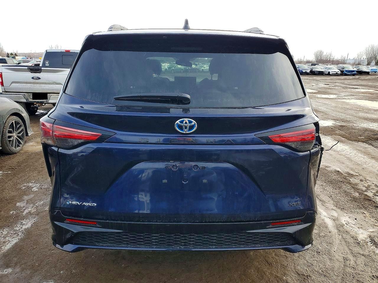 2025 TOYOTA SIENNA LE photo 6