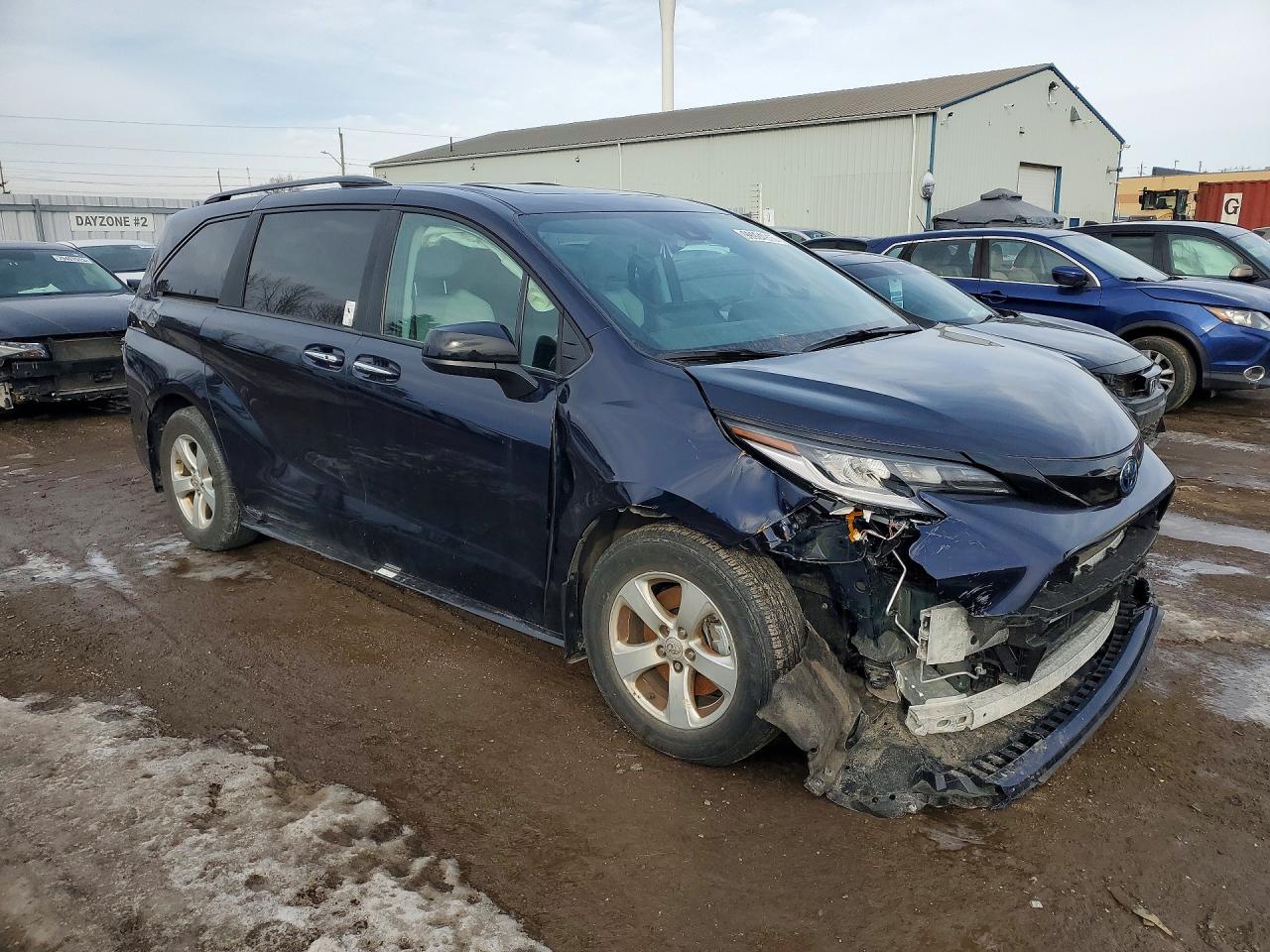 2025 TOYOTA SIENNA LE photo 4