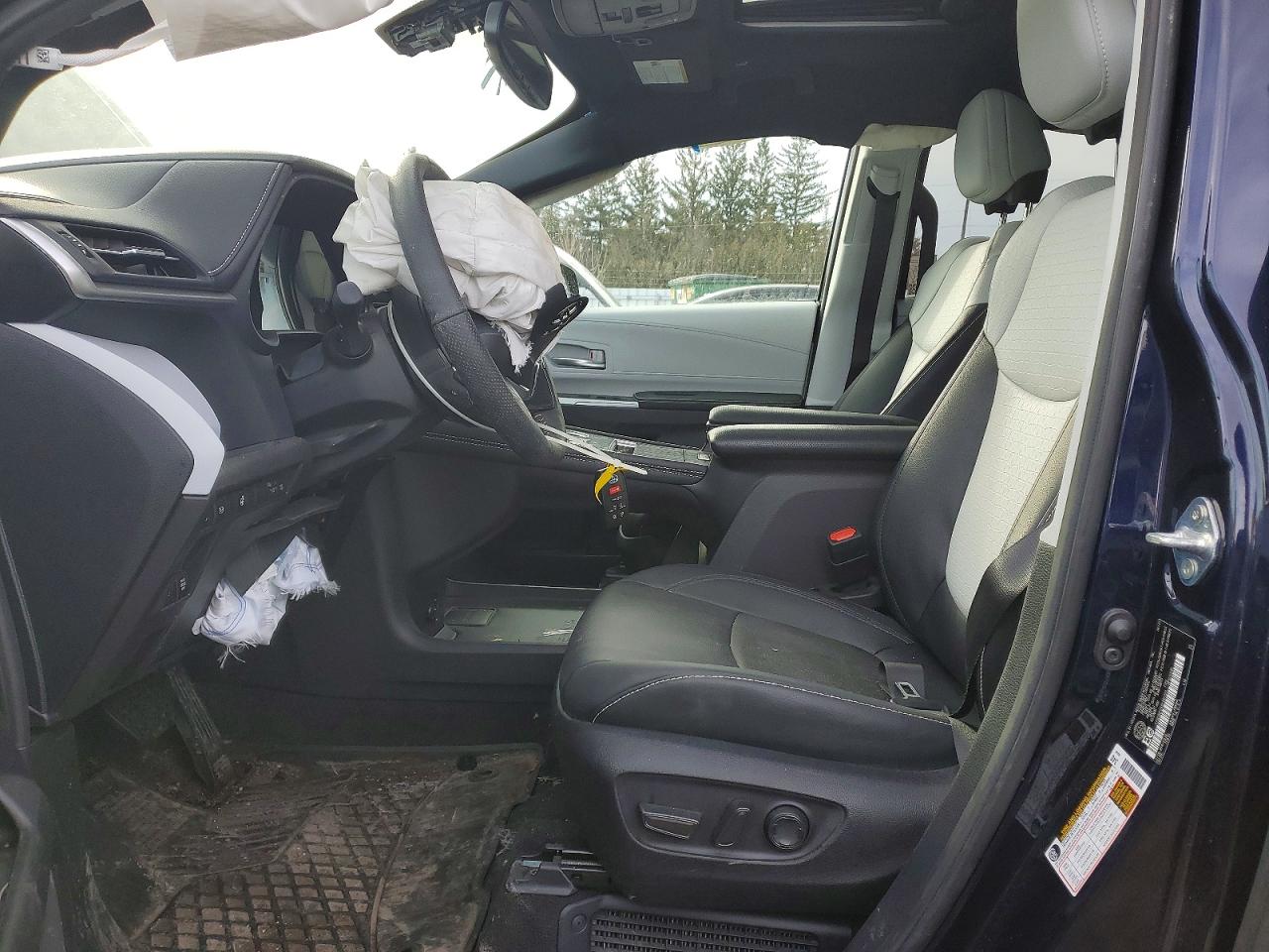 2025 TOYOTA SIENNA LE photo 7