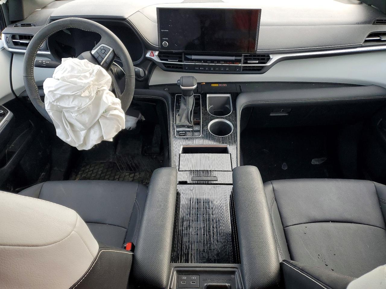 2025 TOYOTA SIENNA LE photo 8