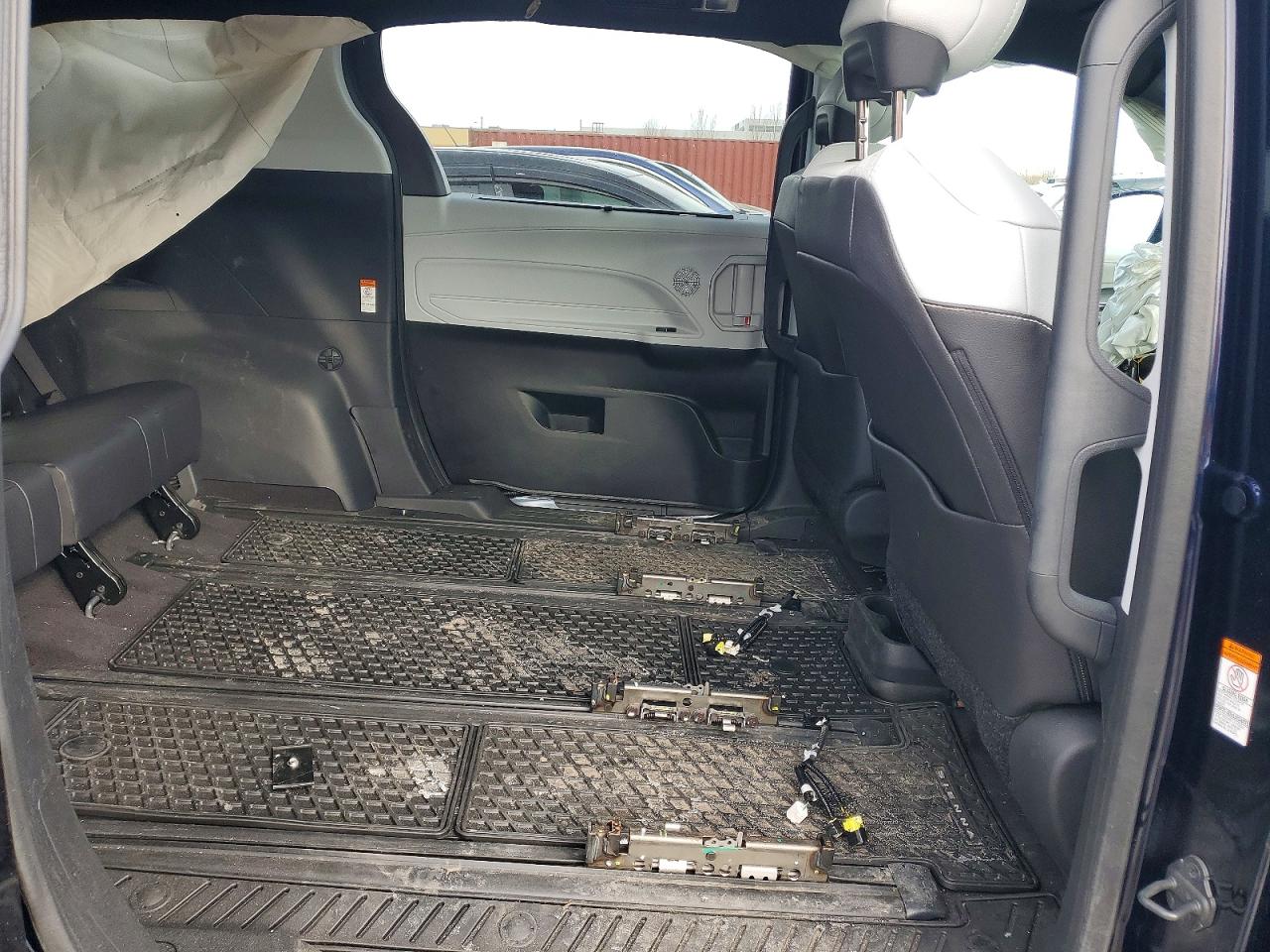 2025 TOYOTA SIENNA LE photo 11