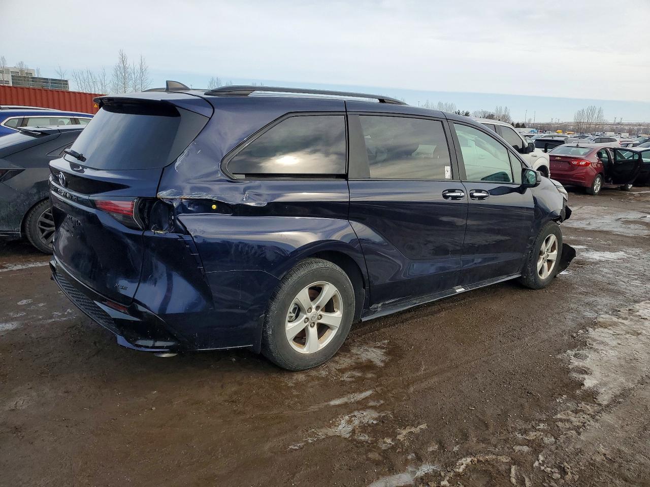 2025 TOYOTA SIENNA LE photo 3