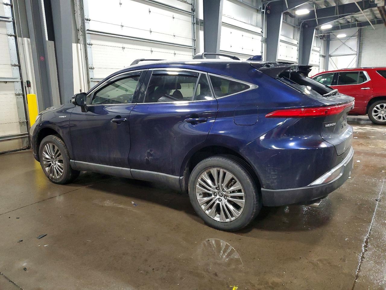 2021 TOYOTA VENZA XLE photo 2