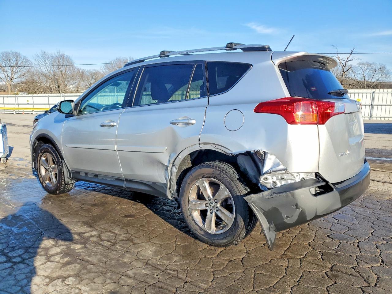 2015 TOYOTA RAV4 XLE photo 2