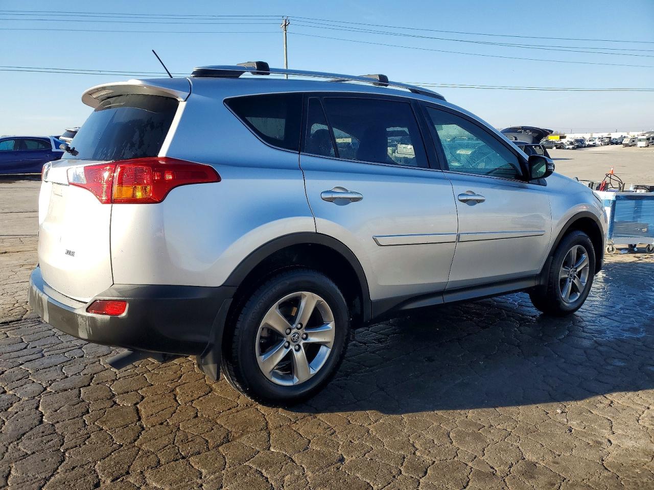2015 TOYOTA RAV4 XLE photo 3