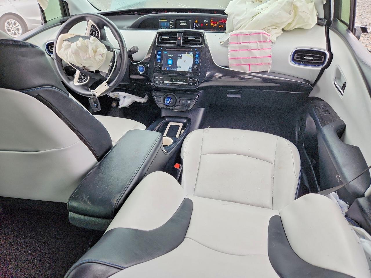 2017 TOYOTA PRIUS photo 8