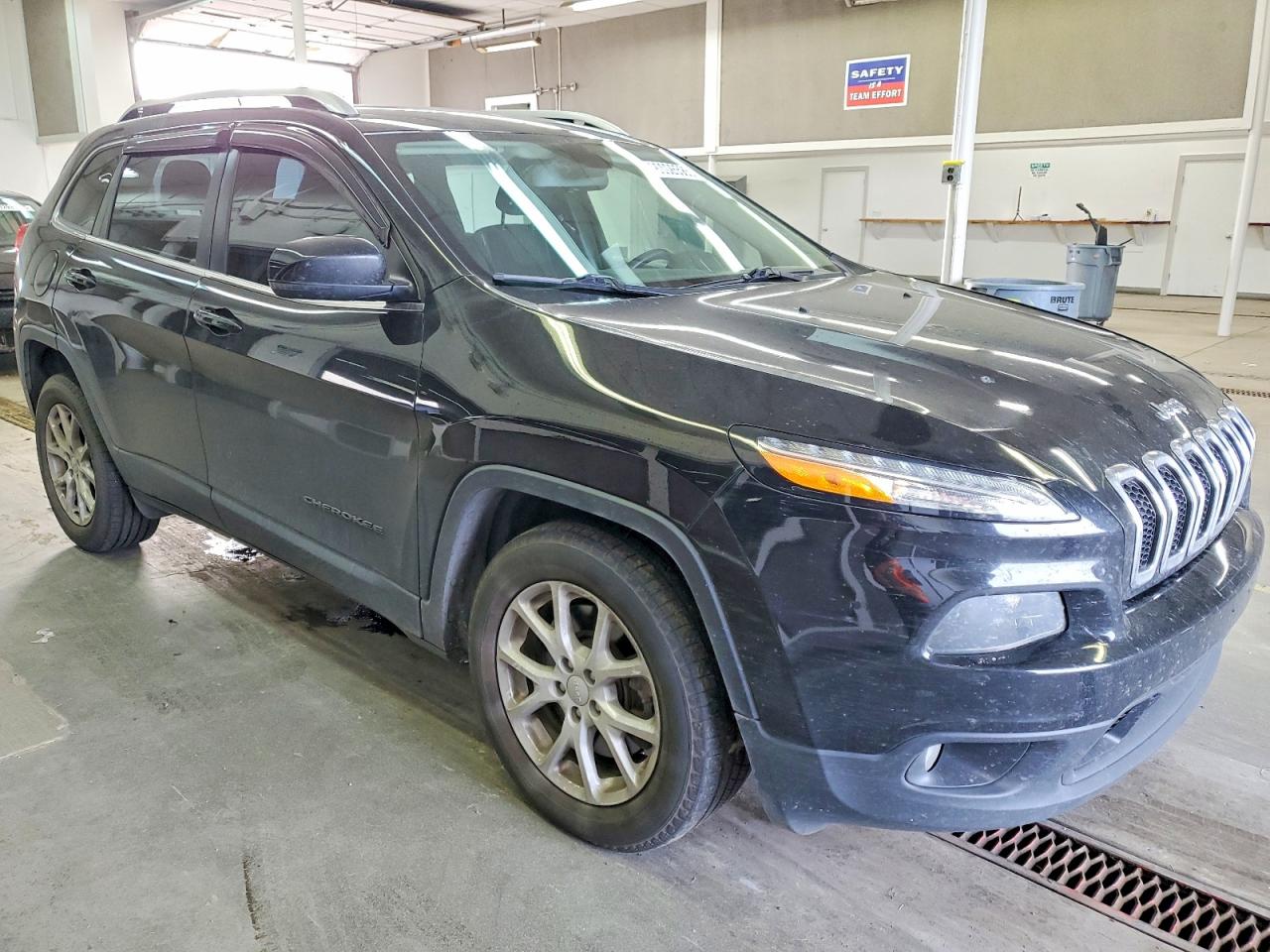 2017 JEEP CHEROKEE LATITUDE photo 4