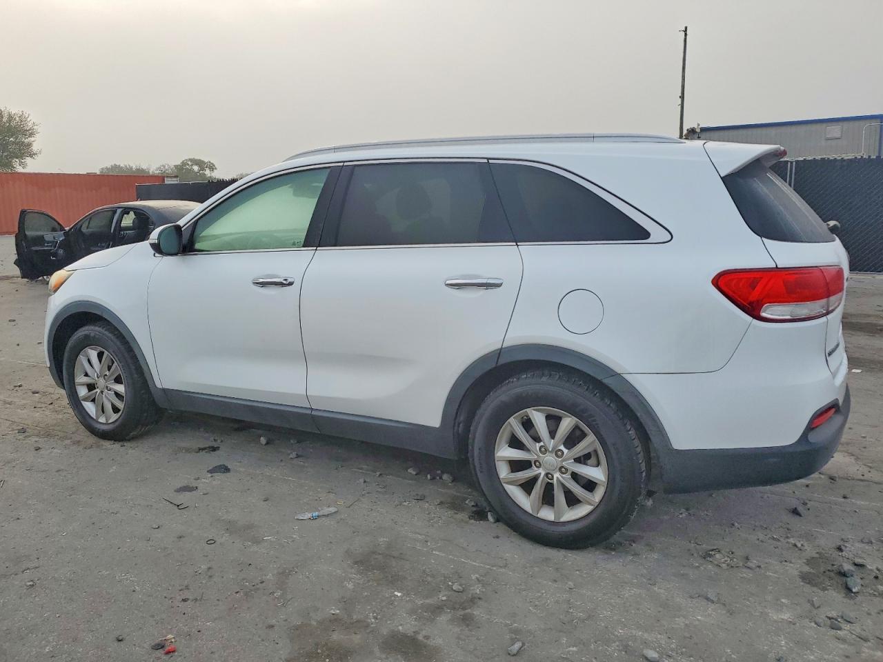 2017 KIA SORENTO LX photo 2