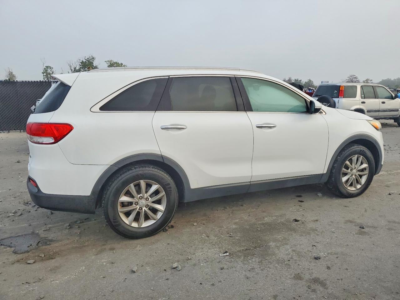 2017 KIA SORENTO LX photo 3