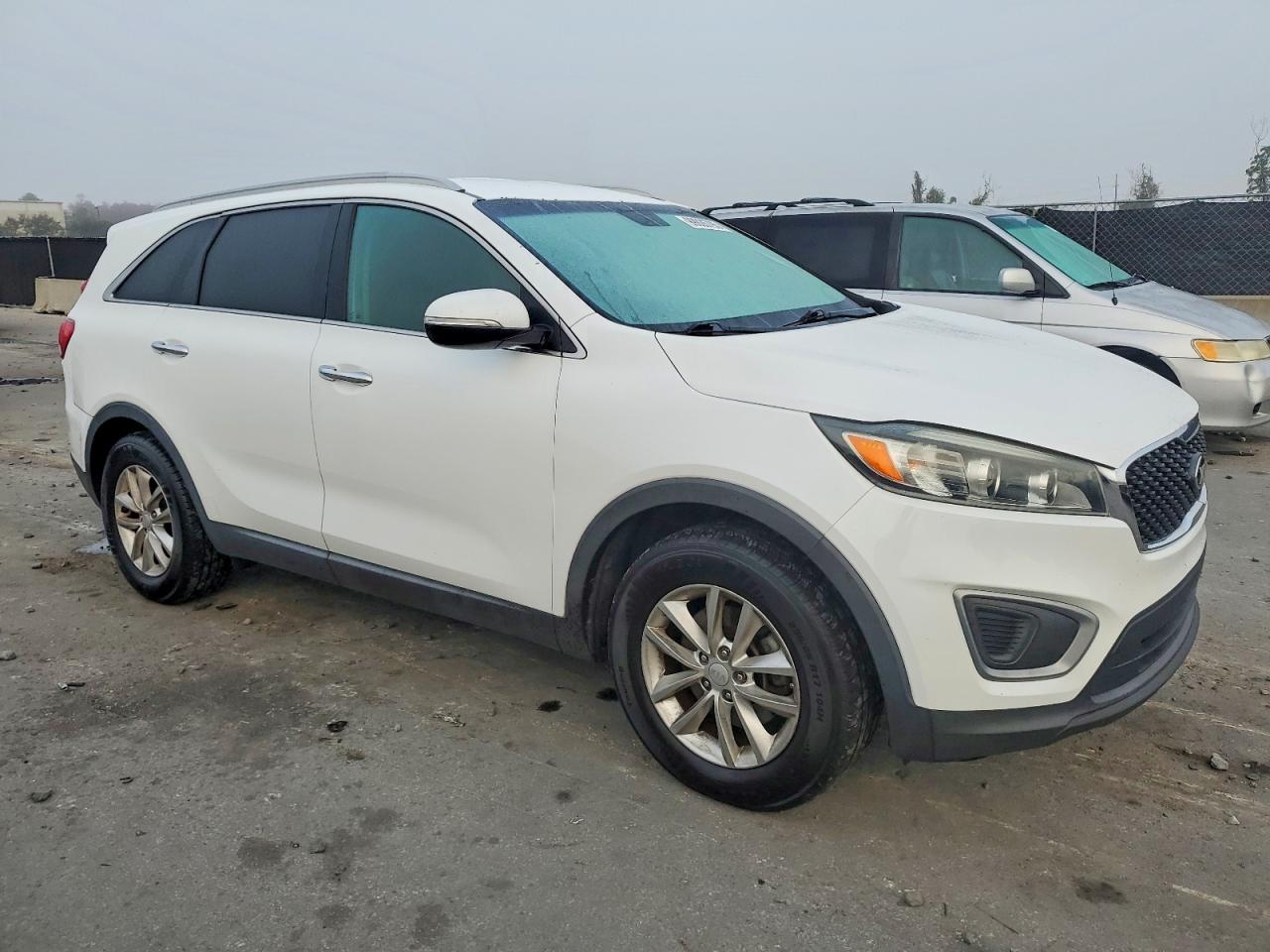 2017 KIA SORENTO LX photo 4