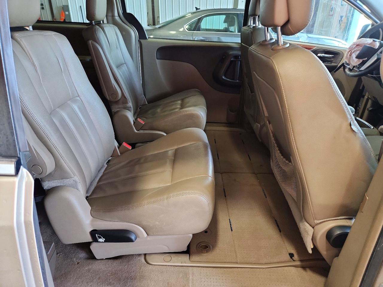 2015 CHRYSLER TOWN & COUNTRY TOURING photo 11