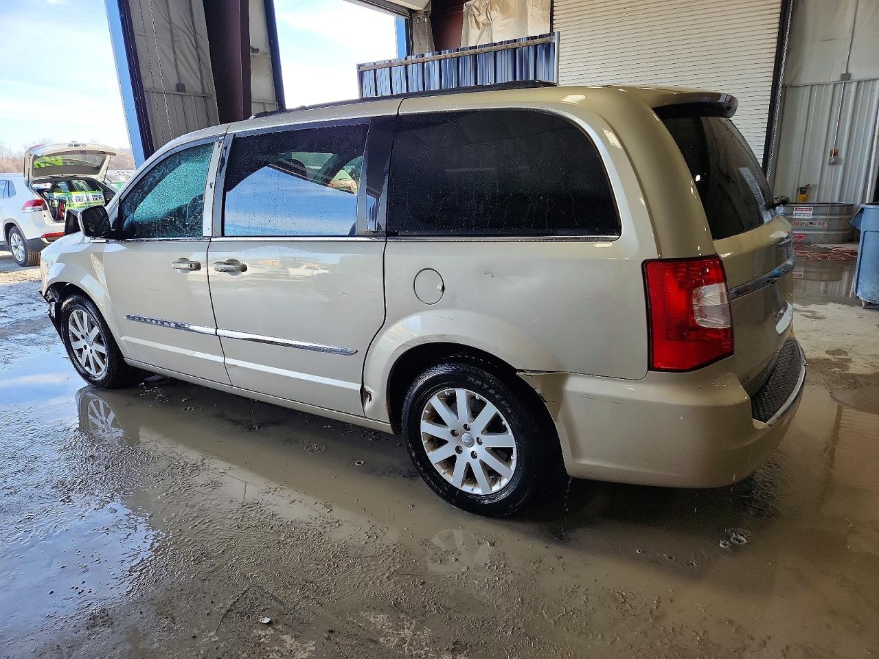 2015 CHRYSLER TOWN & COUNTRY TOURING photo 2