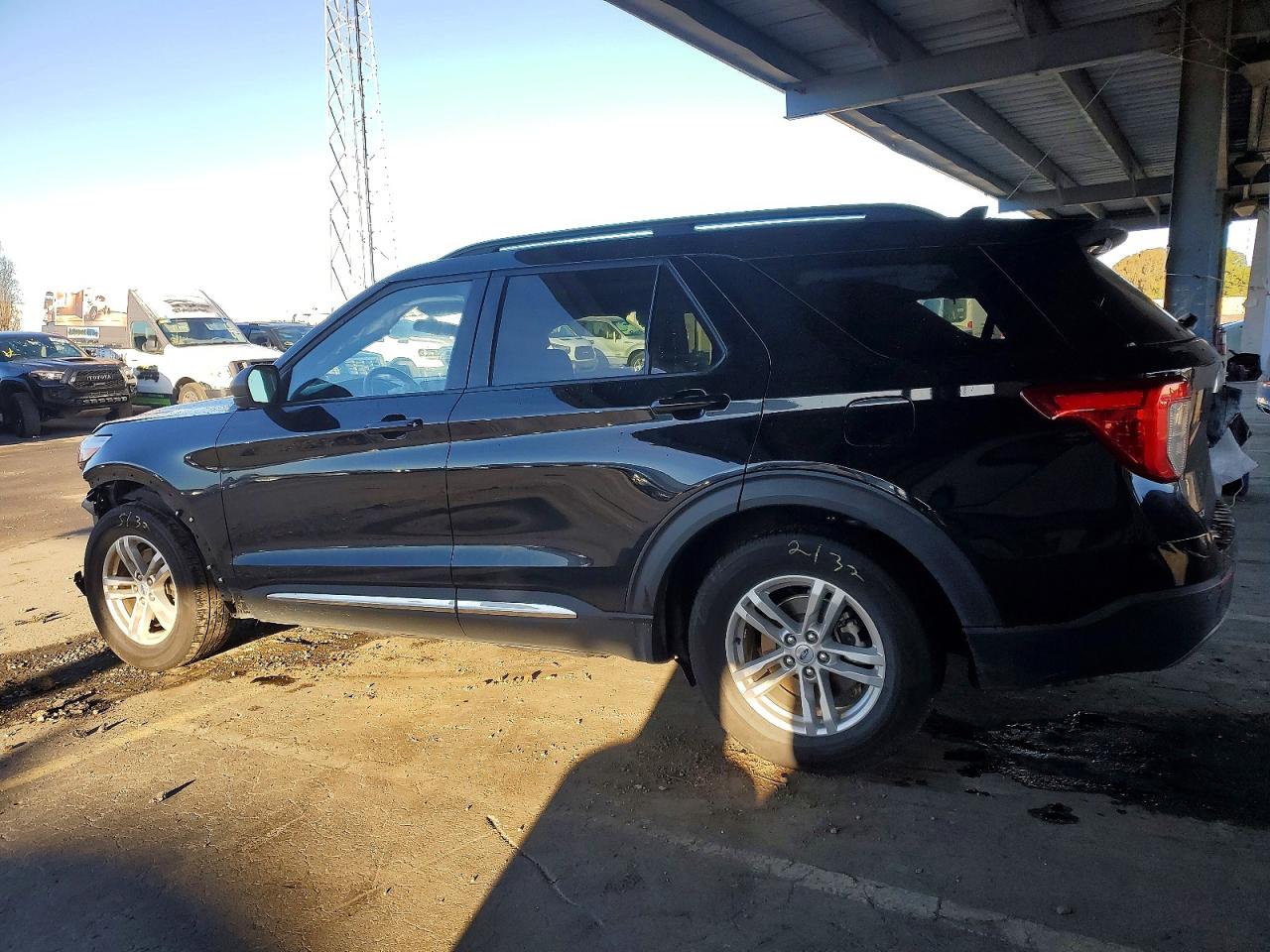 2023 FORD EXPLORER XLT photo 3