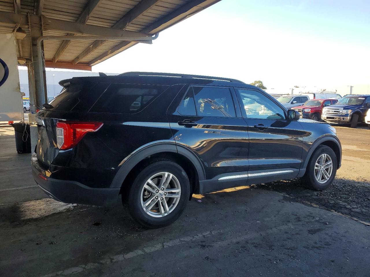 2023 FORD EXPLORER XLT photo 5