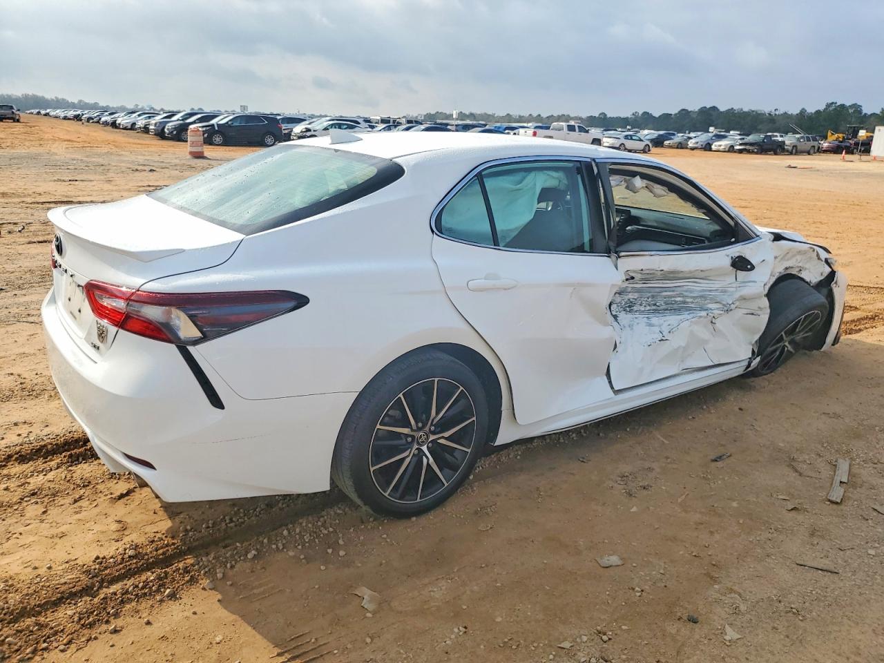 2021 TOYOTA CAMRY SE photo 3