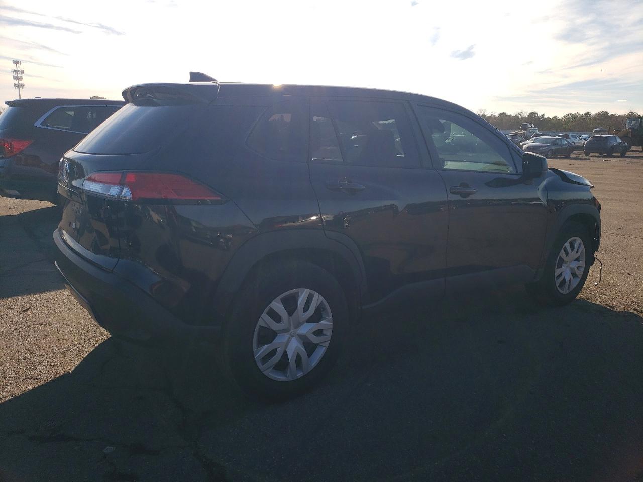 2023 TOYOTA COROLLA CROSS L photo 3