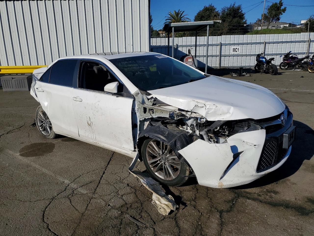 2017 TOYOTA CAMRY LE photo 4