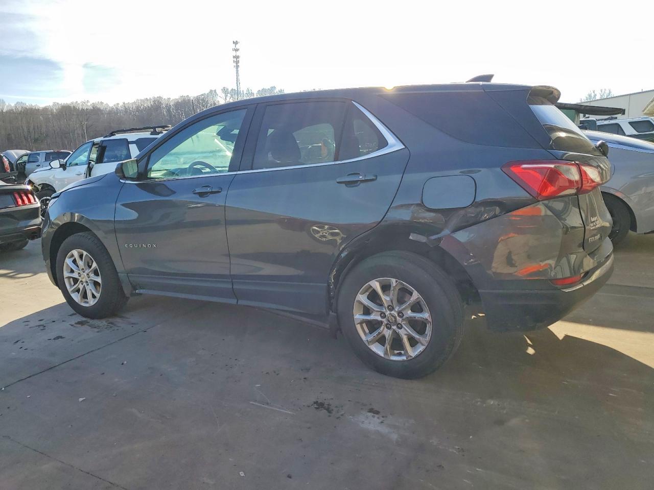 2019 CHEVROLET EQUINOX LT photo 2