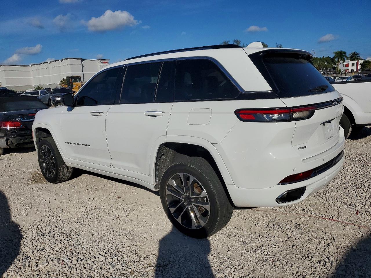 2022 JEEP GRAND CHEROKEE OVERLAND photo 2