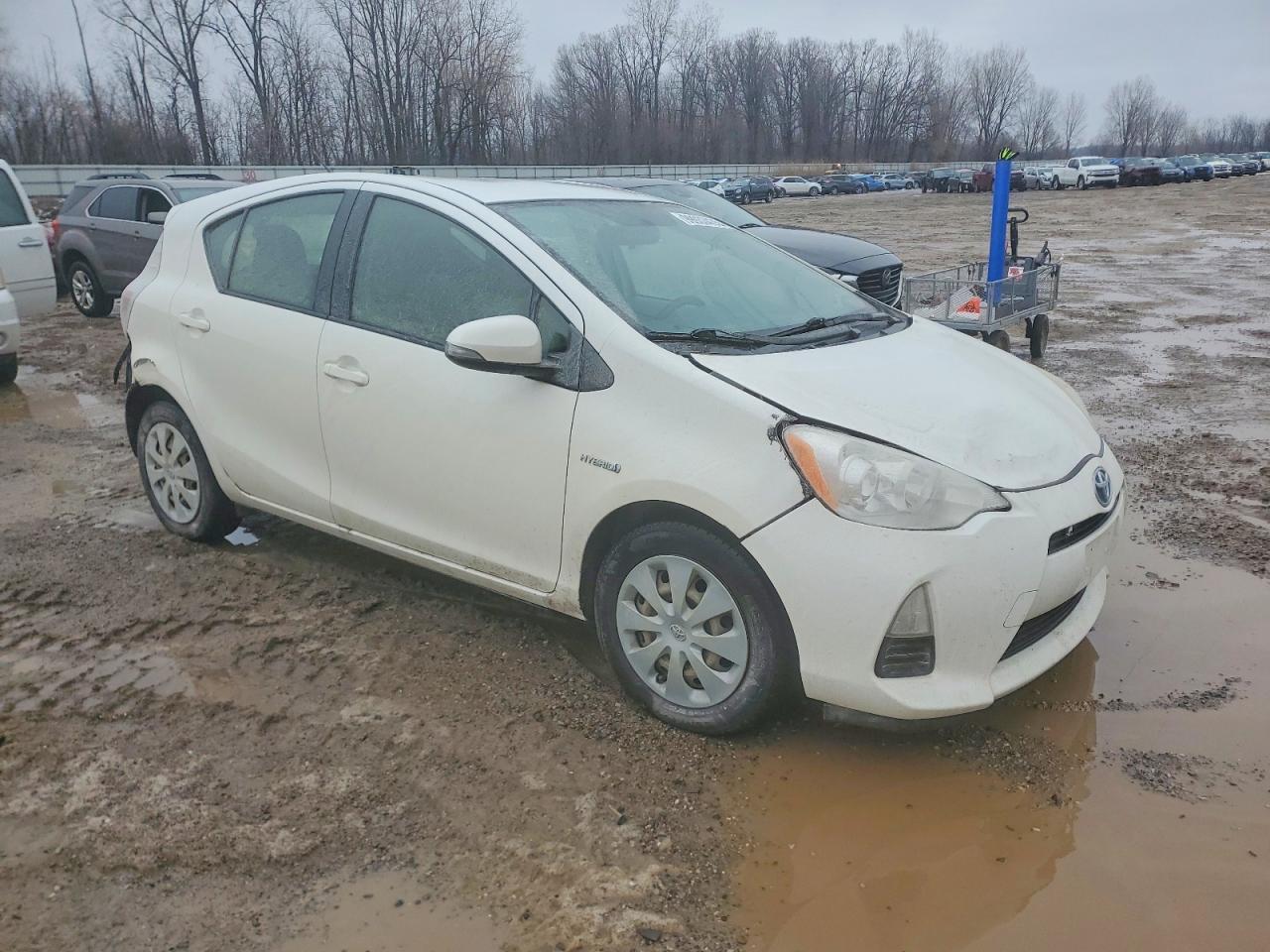 2013 TOYOTA PRIUS C photo 4