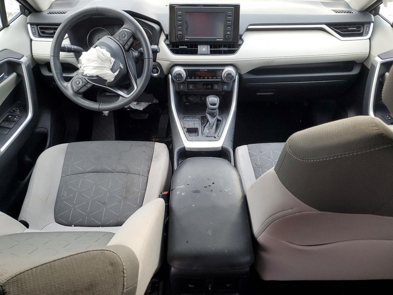 2021 TOYOTA RAV4 XLE photo 8