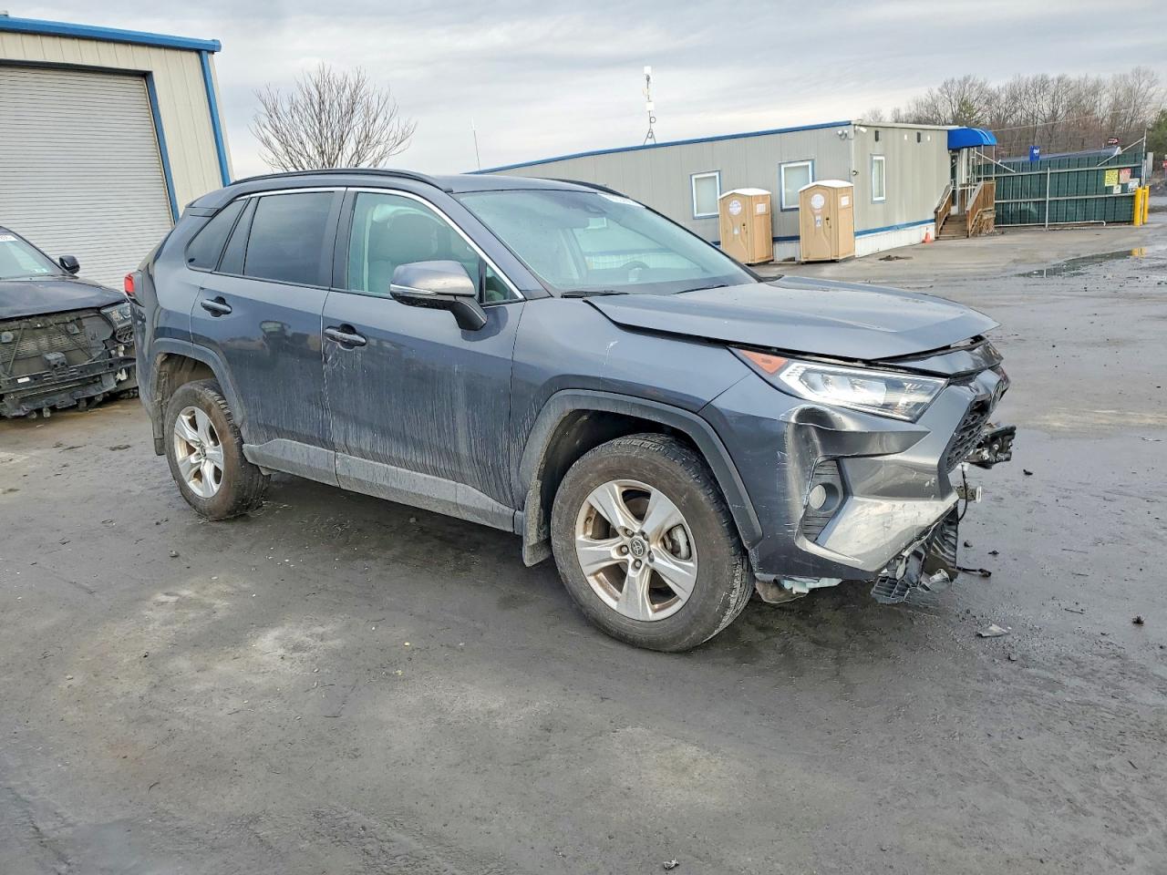 2021 TOYOTA RAV4 XLE photo 4