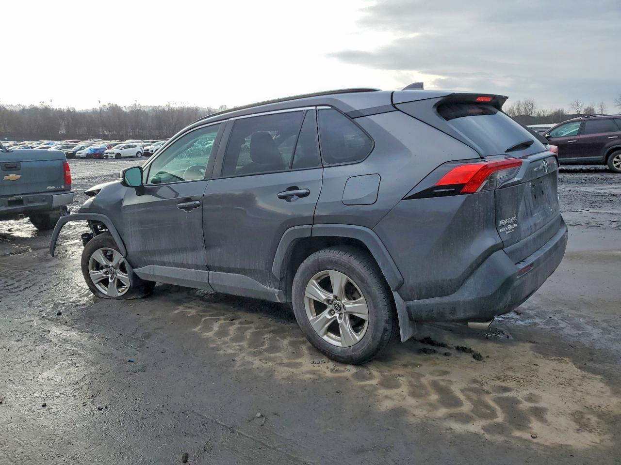 2021 TOYOTA RAV4 XLE photo 2
