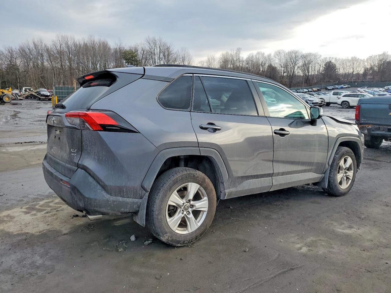 2021 TOYOTA RAV4 XLE photo 3