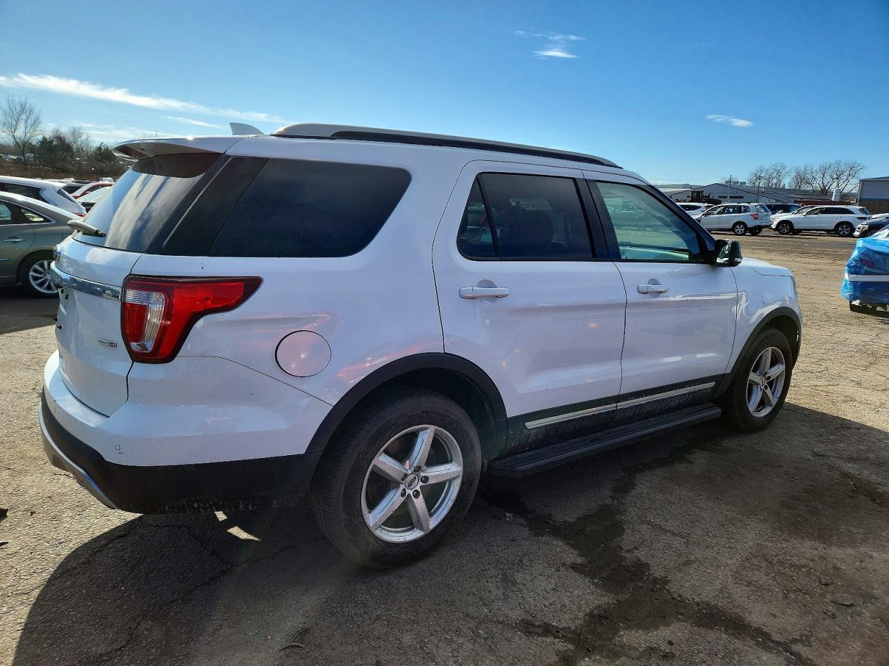 2017 FORD EXPLORER XLT photo 3