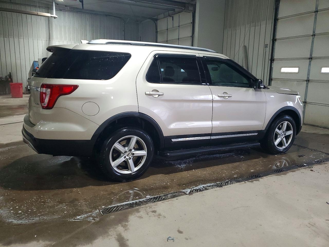 2017 FORD EXPLORER XLT photo 3