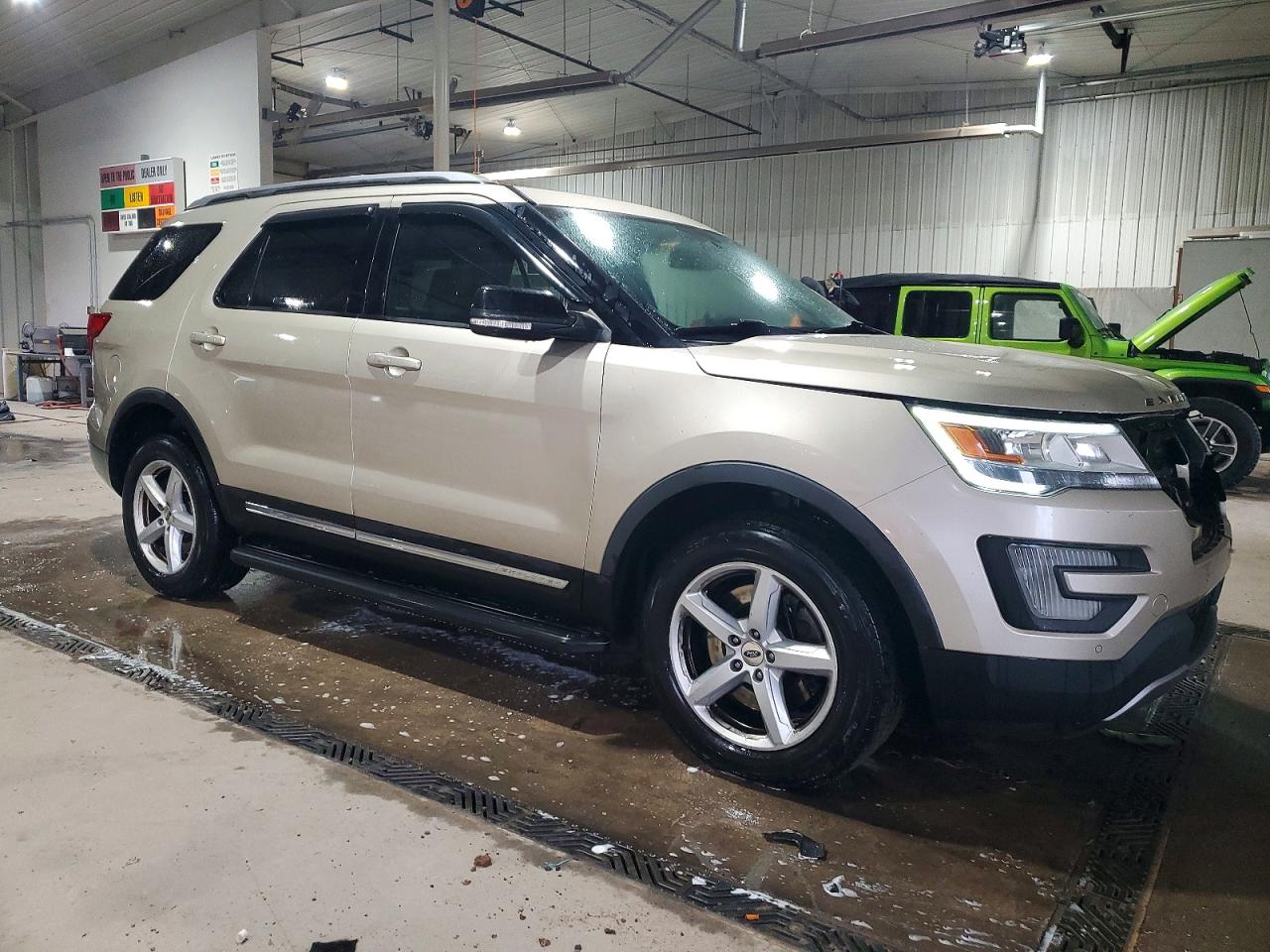 2017 FORD EXPLORER XLT photo 4