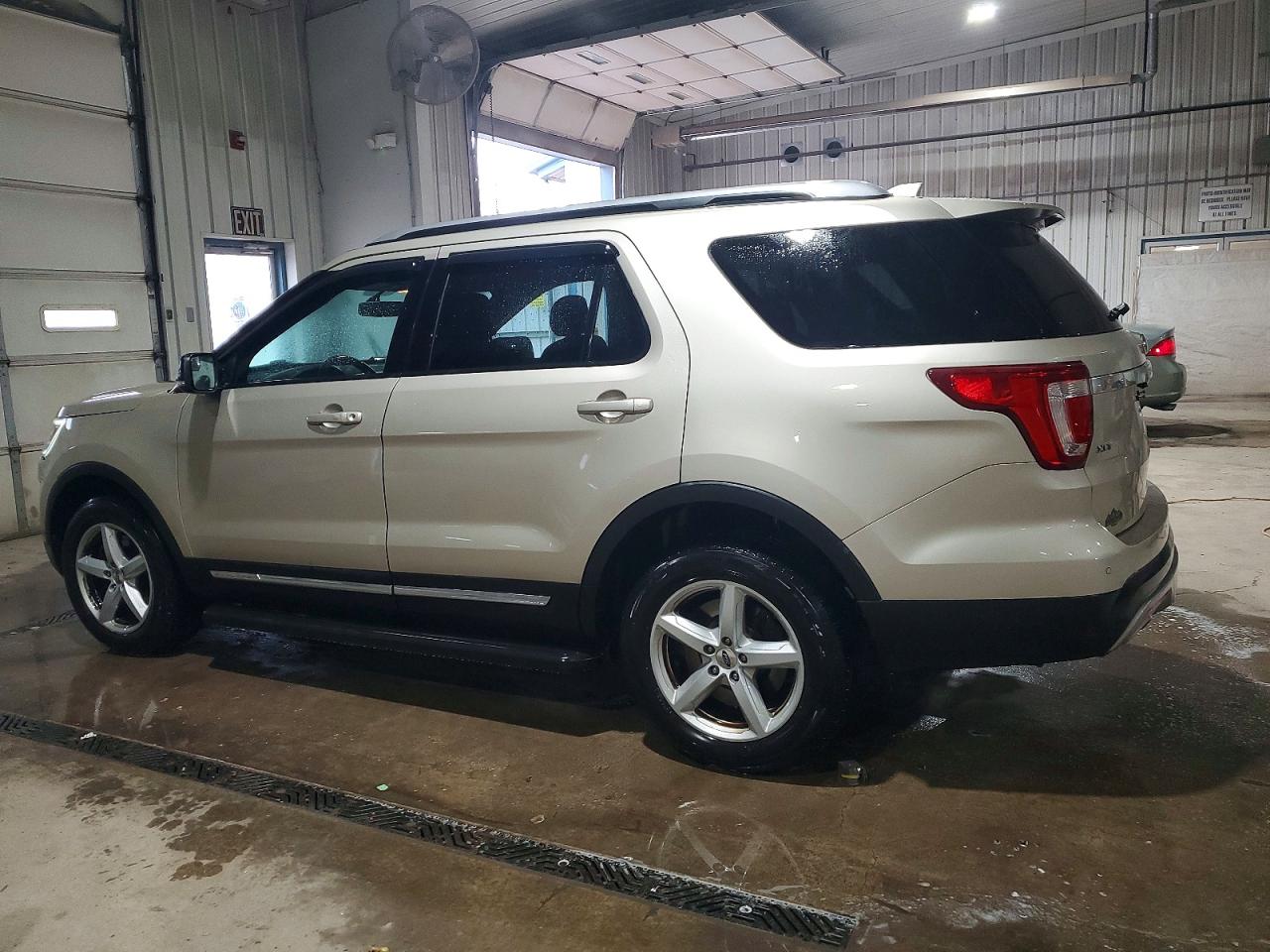 2017 FORD EXPLORER XLT photo 2