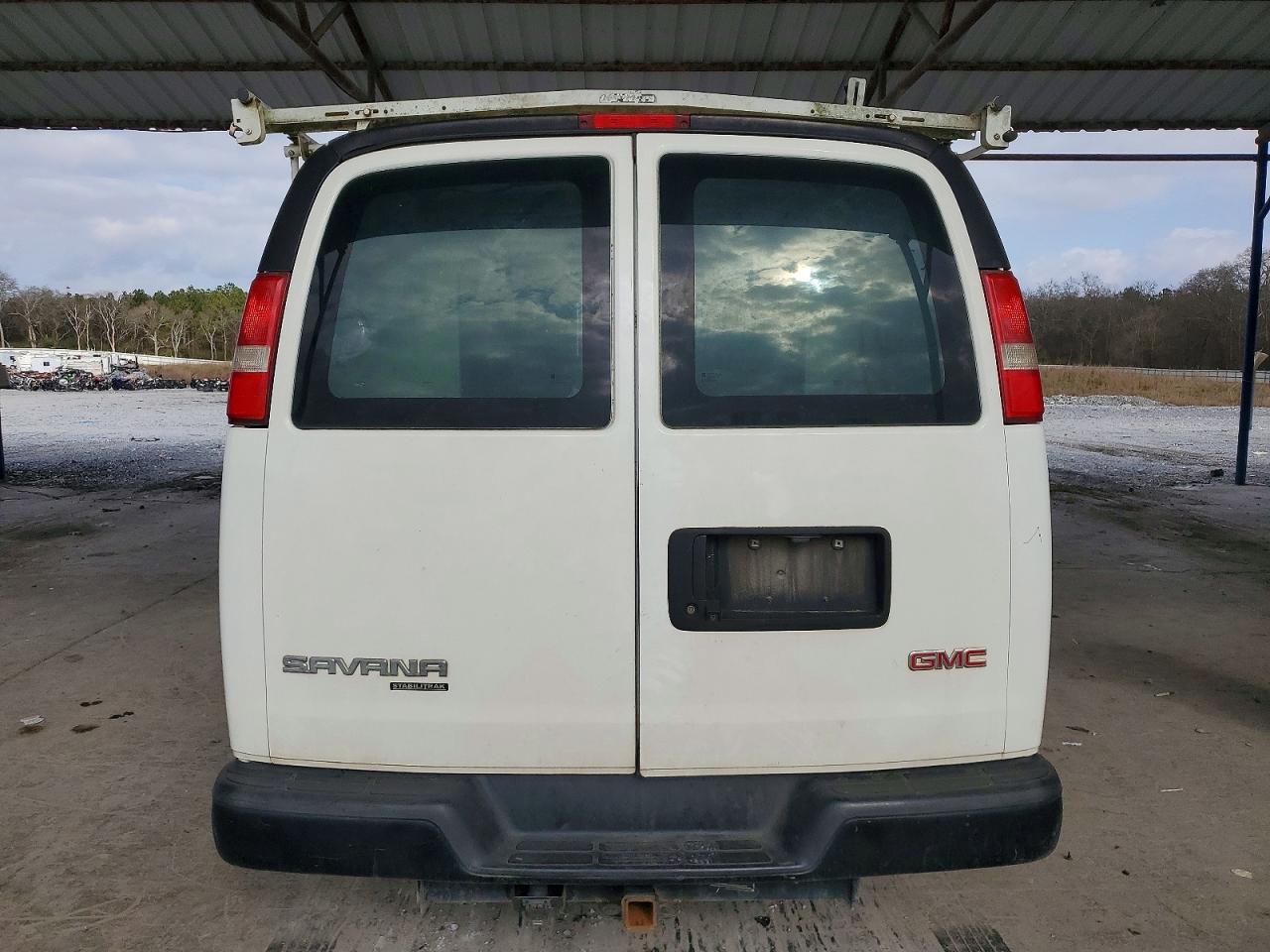 2016 GMC SAVANA G2500 photo 6
