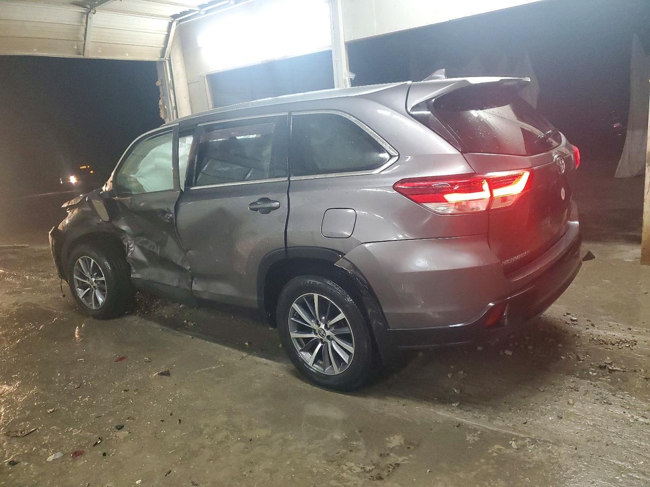 2019 TOYOTA HIGHLANDER SE photo 2