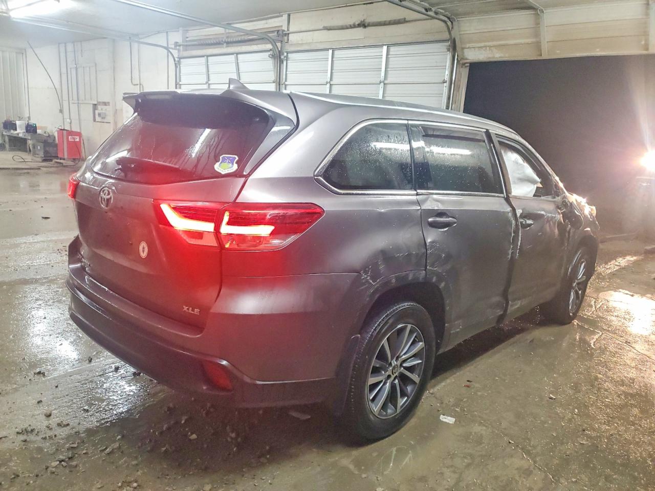 2019 TOYOTA HIGHLANDER SE photo 3