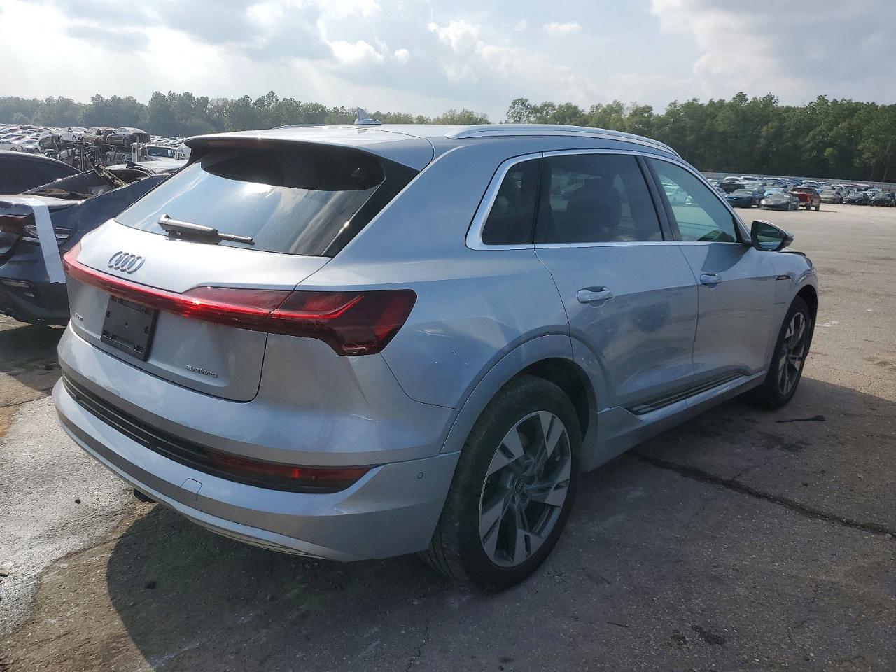 2022 AUDI E-TRON PREMIUM PLUS photo 3
