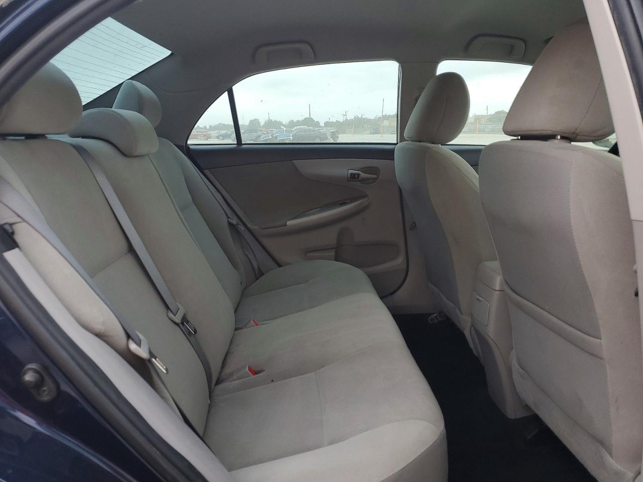 2013 TOYOTA COROLLA LE photo 10